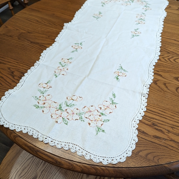 Table Runner Embroidery, cotton with crochet lace edging. EUC. vintage. Floral. - Picture 4 of 5